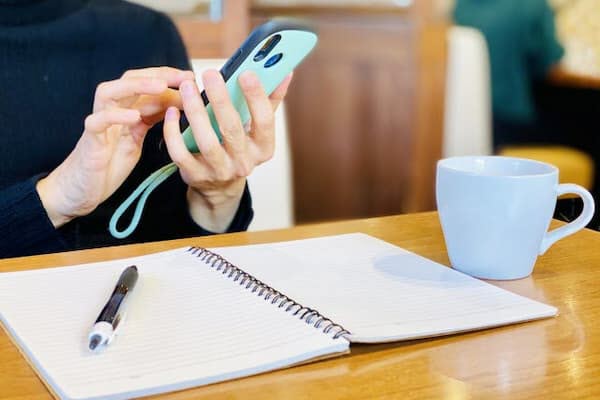 スマホをさわる
